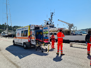 Ancona - Si tuffa e centra uno scoglio: ragazzo ferito alla testa al Passetto